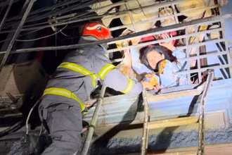 Lực lượng Công an cứu hộ tại đám cháy xảy ra cháy tại nhà số 357 Ngõ Quỳnh, phường Quỳnh Lôi, quận Hai Bà Trưng, Hà Nội.