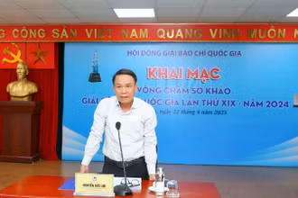 Phó Chủ tịch Thường trực Hội Nhà báo Việt Nam Nguyễn Đức Lợi phát biểu tại khai mạc.