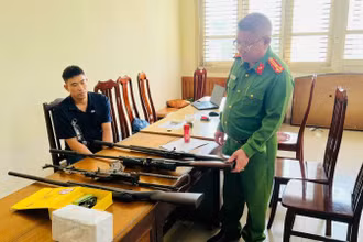 Khám xét khẩn cấp chỗ ở của Nguyễn Duy Khánh, cơ quan chức năng phát hiện thu giữ 5 khẩu súng.