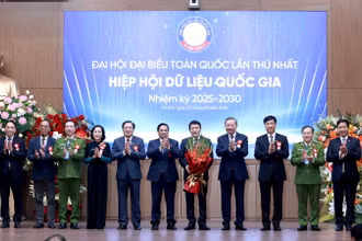 Tổng Bí thư Tô Lâm và Thủ tướng Phạm Minh Chính chúc mừng Ban Thường vụ Hiệp hội Dữ liệu quốc gia nhiệm kỳ 2025-2030. (Ảnh: ĐĂNG KHOA)