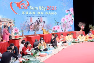 Thi gói bánh chưng trong chương trình "Tết Sum vầy- Xuân ơn Đảng" năm 2025, do Liên đoàn Lao động thành phố Hà Nội tổ chức.