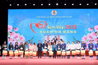 Đồng chí Bùi Thị Minh Hoài và đồng chí Nguyễn Đình Khang trao quà Tết tặng công nhân, viên chức, lao động tại chương trình.