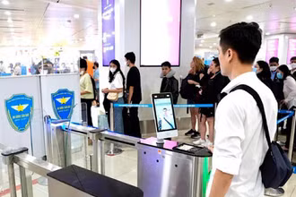 Hành khách xác thực bằng VNeID khi làm thủ tục checkin.