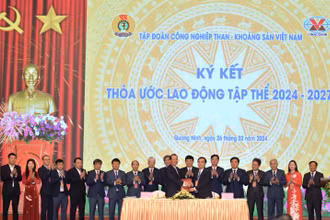 Tổng Giám đốc TKV Đặng Thanh Hải và Chủ tịch Công đoàn TKV Lê Thanh Xuân ký kết thỏa ước lao động tập thể giai đoạn 2024-2027.