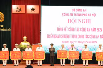 Bộ trưởng Công an Lương Tam Quang trao Cờ Thi đua của Bộ Công an tặng các đơn vị dẫn đầu phong trào thi đua "Vì an ninh tổ quốc" cấp cơ sở năm 2024 của Công an thành phố Hà Nội.