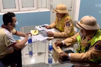 Cảnh sát giao thông làm việc với người vi phạm trật tự an toàn giao thông.