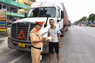 Lực lượng Cảnh sát giao thông toàn quốc kiểm soát phương tiện vận tải hàng hóa bằng container.