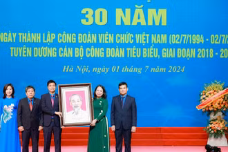 Phó Chủ tịch nước Võ Thị Ánh Xuân trao ảnh Chủ tịch Hồ Chí Minh tặng lãnh đạo Công đoàn Viên chức Việt Nam.