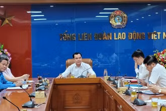 Đồng chí Nguyễn Đình Khang chủ trì cuộc họp cho ý kiến về việc hỗ trợ đoàn viên và người lao động bị ảnh hưởng bởi cơn bão số 3. (Ảnh: HẢI NGUYỄN)