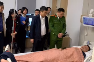 Lãnh đạo Ủy ban nhân dân và Công an quận Nam Từ Liêm thăm hỏi, động viên cán bộ bị thương trong khi làm nhiệm vụ.