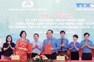 Chủ tịch Tổng Liên đoàn lao động Việt Nam Nguyễn Đình Khang và Tổng Giám đốc Thông tấn xã Việt Nam Vũ Việt Trang ký Chương trình phối hợp giai đoạn 2023-2028.