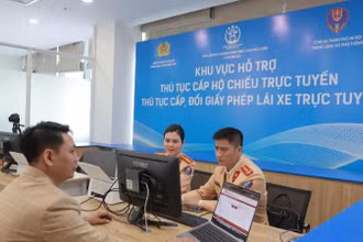 Cơ quan chức năng hướng dẫn người dân thực hiện cấp, đổi giấy phép lái xe tại Trung tâm phục vụ hành chính công.