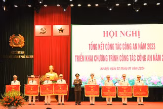 Bộ trưởng Công an Tô Lâm trao cờ thi đua tặng 8 tập thể.