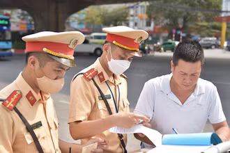 Tổng đài 19008099 giúp nhân dân kết nối trực tiếp với cảnh sát giao thông. (Ảnh minh hoạ)