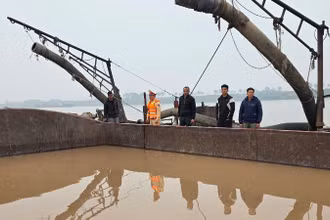 Lực lượng chức năng kiểm tra phương tiện chở cát.
