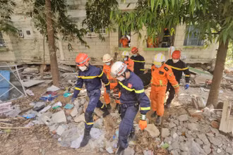 Đoàn cứu hộ Bộ Công an đưa nạn nhân ra khỏi đống đổ nát ngày 2/4. Ảnh: Lê Hoàng từ Myanmar