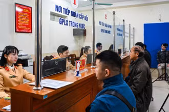 Người dân xin cấp đổi giấy phép lái xe bằng hình thức trực tiếp.