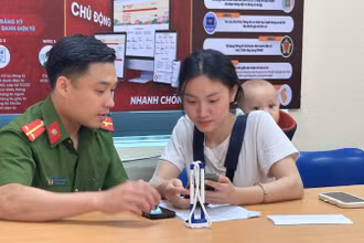 Công an xã Vạn Hòa, thành phố Lào Cai hướng dẫn thủ tục hành chính cho người dân.