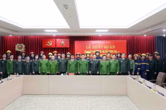 Lãnh đạo Bộ Công an chụp ảnh lưu niệm cùng đoàn công tác trước khi lên đường thực hiện nhiệm vụ. Ảnh: Phạm Kiên