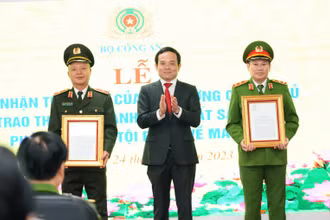 Phó Thủ tướng Trần Lưu Quang trao Thư khen của Thủ tướng Chính phủ cho các tập thể có thành tích xuất sắc trong phòng, chống tội phạm về ma túy, Bộ Công an.