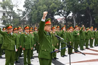 Đại tá Hoàng Tâm Hiếu, Phó Cục trưởng Cục Cảnh sát điều tra tội phạm về ma túy thay mặt cán bộ, chiến sĩ tuyên thệ.