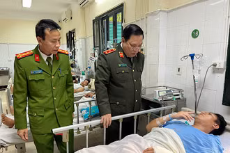 Giám đốc Công an thành phố Hà Nội Nguyễn Hải Trung thăm hỏi, động viên Thượng úy Trương Văn Tú.