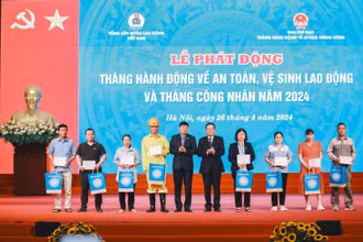 Trao quà tặng công nhân có hoàn cảnh khó khăn tại Lễ phát động Tháng An toàn Vệ sinh lao động và Tháng Công nhân 2024.