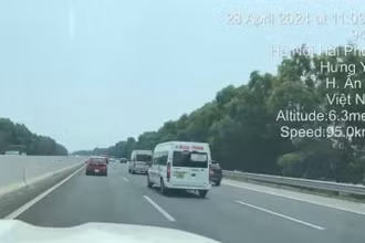 Tài xế S. điều khiển chạy lấn làn, lạng lách trên cao tốc Hà Nội - Hải Phòng được người đi đường ghi lại.