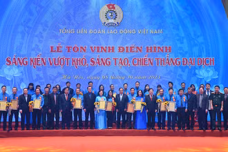 Tôn vinh các tập thể, cá nhân xuất sắc tại buổi lễ.