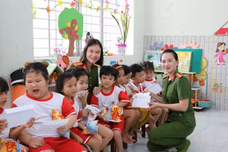 Hội Phụ nữ Cục Cảnh sát điều tra tội phạm về ma túy tặng quà cho các cháu mẫu giáo.