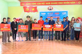 Đại tá Dương Đức Phong trao quà tặng bà con thôn Nậm Buông, xã Việt Vinh, huyện Bắc Quang.