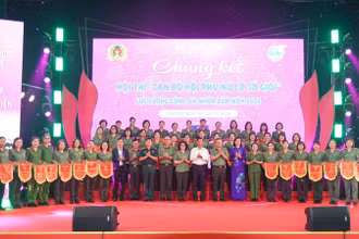 Ban Tổ chức trao Cờ lưu niệm tặng đại diện các đội thi lọt vào Vòng chung kết.