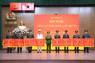 Trao Cờ thi đua của Bộ Công an tặng Công an các đơn vị, địa phương.