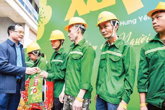 Chủ tịch Tổng Liên đoàn Lao động Nguyễn Đình Khang trao quà tặng công nhân lao động tỉnh Hưng Yên, trong Chương trình " Xây Tết" do Báo Nhân Dân và Công ty Cổ phần xây dựng Coteccons phối hợp tổ chức. Ảnh: Thành Đạt