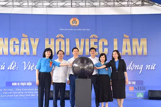 Nghi thức khai mạc Ngày hội việc làm dành cho lao động nữ tại tỉnh Bắc Ninh.