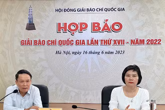 Phó Chủ tịch Thường trực Hội Nhà báo Việt Nam Nguyễn Đức Lợi chủ trì buổi họp báo. 