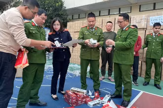 Cơ quan chức năng tiến hành kiểm đếm tang vật thu giữ.