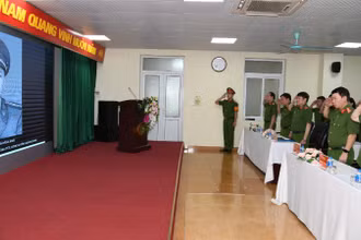 1 phút tưởng niệm đồng đội đã hy sinh trong khi truy bắt tội phạm.