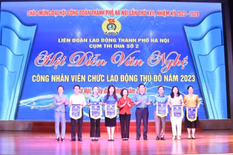 Liên đoàn Lao động thành phố Hà Nội trao cờ lưu niệm cho các đơn vị tham gia Hội diễn.