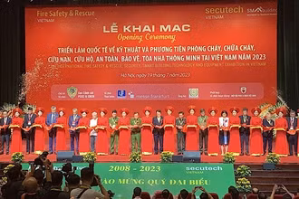 Các đại biểu cắt băng khai mạc triển lãm.