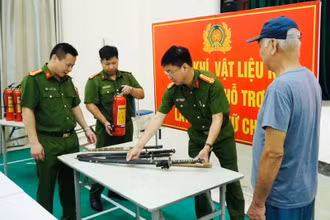 Chương trình "Đổi vũ khí lấy bình chữa cháy" do Công an thành phố Hà Nội tổ chức.