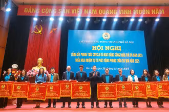 Liên đoàn Lao động thành phố Hà Nội tặng Cờ thi đua xuất sắc cho tập thể, cá nhân.