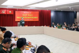 Thượng tướng Trần Quốc Tỏ chủ trì họp báo.
