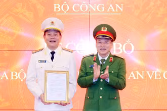 Thứ trưởng Bộ Công an Nguyễn Văn Long trao quyết định cho Đại tá Vũ Văn Tấn.