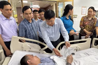 Phó Chủ tịch Tổng Liên đoàn Lao động Việt Nam Phan Văn Anh và Chủ tịch Công đoàn Than-Khoáng sản Việt Nam Lê Thanh Xuân trao hỗ trợ công nhân bị thương do cháy khí metan.