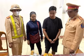 Nguyễn Thị Loan (chủ xe) và Nguyễn Thái Phong (lái xe) cùng tang vật.
