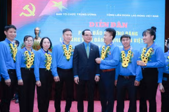 Chủ tịch Tổng Liên đoàn Lao động Việt Nam Nguyễn Đình Khang và các đại biểu công nhân lao động là đảng viên ưu tú dự diễn đàn.