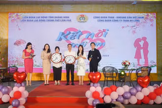 Ban tổ chức tặng quà cho các cặp đôi tham dự chương trình.