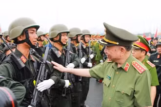 Đại tướng Tô Lâm kiểm tra trang thiết bị, quân tư trang của cán bộ, chiến sĩ Cảnh sát cơ động tham gia tổng duyệt lễ diễu binh.