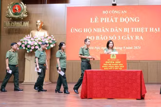 Cán bộ, chiến sĩ tham gia quyên góp ủng hộ nhân dân bị thiệt hại do bão lũ.